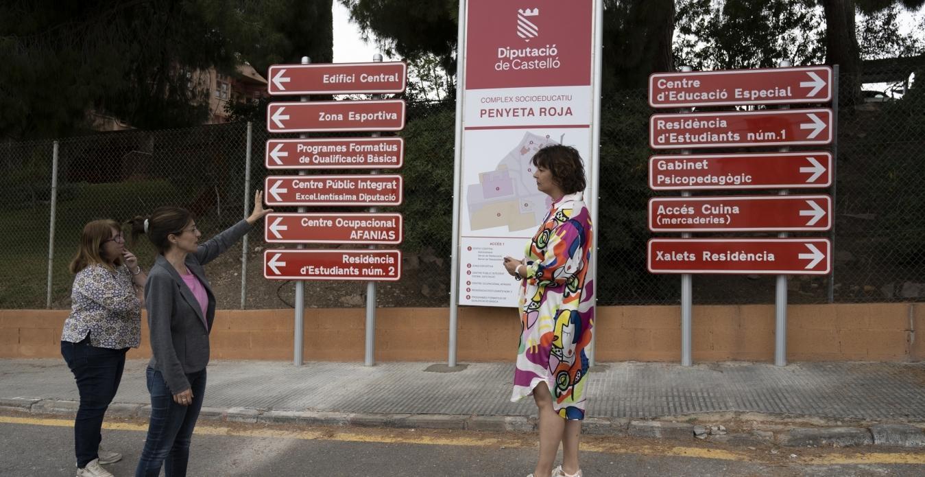 La Diputación de Castellón renueva la señalización de Penyeta Roja con la incorporación de pictogramas y recupera para el alumnado el Aula Natura con un jardín sensorial
